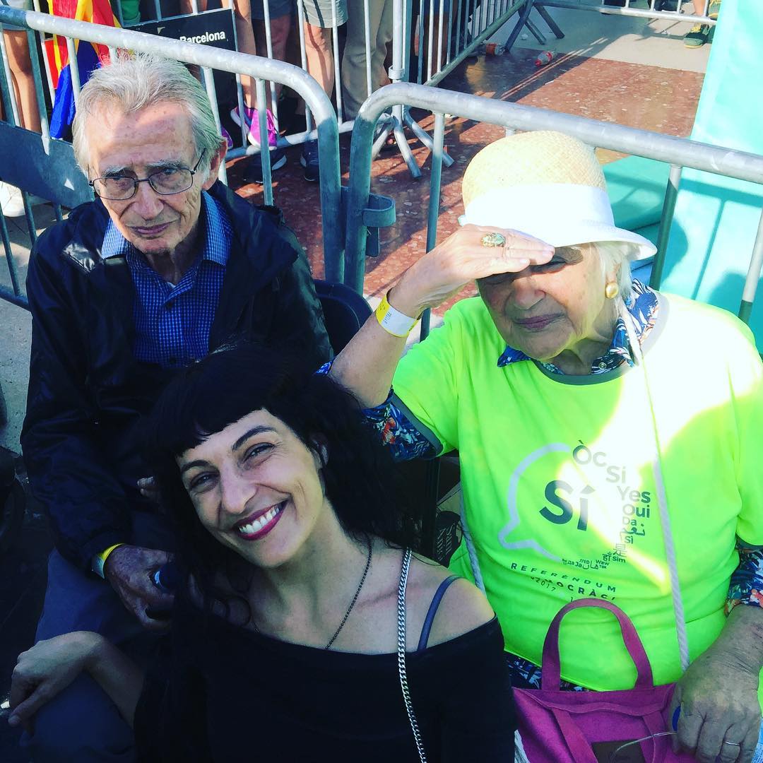 Amb la #pilarínbayés i el #xavierrubertdeventós hem fet un descanset.#diada