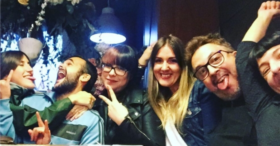 Roser Amills con el equipo de Seriadictos de Radio Marca