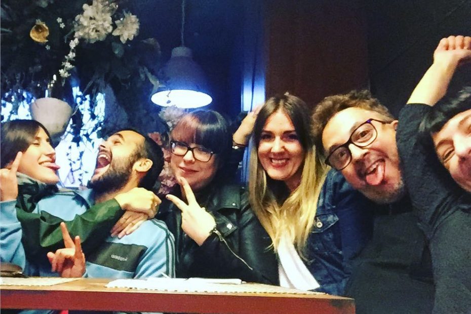 Roser Amills con el equipo de Seriadictos de Radio Marca