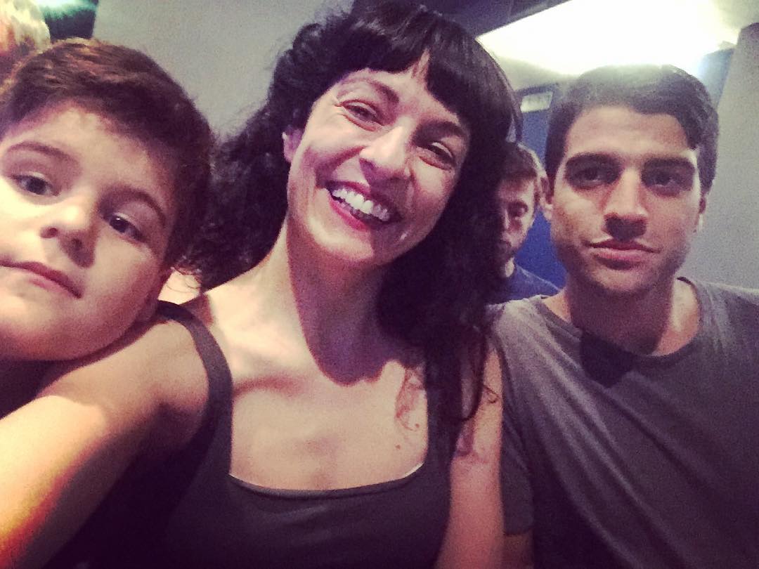 Contenta estoy con mis dos hijos guapos en el teatro Veremos #blank_