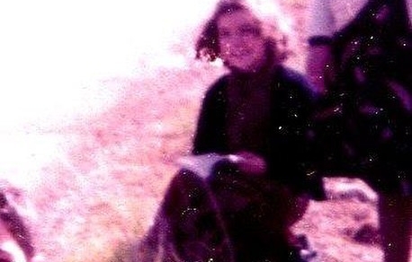 Roser Amills de niña, leyendo