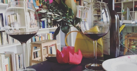 Flores, queso, vino :)) - Roser Amills, escritora mallorquina