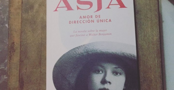 Me dice Pedro que el insomnio con libro es alegría y manda esta foto! #asjalacis & #walterbenjamin No puedo estar más de acuerdo! - Roser Amills, escritora mallorquina