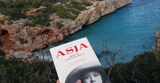 Quina il.lusió: @enjordijulia ha començat a llegir el meu nou llibre #Asjalacis en aquest raconet únic de #Mallorca - Roser Amills, escritora mallorquina
