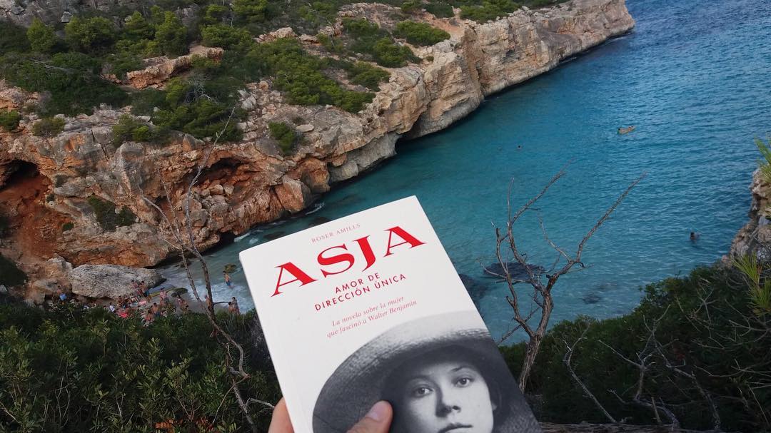 Quina il.lusió: @enjordijulia ha començat a llegir el meu nou llibre #Asjalacis en aquest raconet únic de #Mallorca