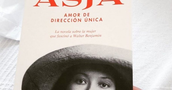 Gràcies @monns_cal_manet per buscar tan bona lectura a la @caselles_llibreria :)) #asjalacis & #walterbenjamin - Roser Amills, escritora mallorquina