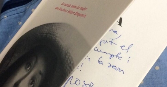 Para un escritor, el premio es poder entregar en mano el libro, gracias @begonyis por elegir “Asja”! - Roser Amills, escritora mallorquina