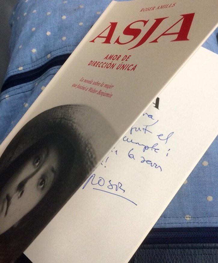 Para un escritor, el premio es poder entregar en mano el libro, gracias @begonyis por elegir “Asja”!