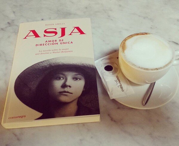 La súper lectora Margalida Ramon me ha regalado esta foto! Repost: “El amor, lo mismo que el dolor, tiene la cualidad de ser difícil de cuantificar. Paradójicamente, esa dificultad ayuda a dar la medida justa de ambos. Juntos, dolor y amor adquieren una consistencia que se puede tocar —y medir— con una precisión que da escalofríos”.
Asja. Amor de dirección única. 
Comanegra Asja Lacis Walter Benjamin #novela #RoserAmills #novedadeditorial #leo #leoycomparto #book #bookstagram #cappuccino #librosyexcursiones