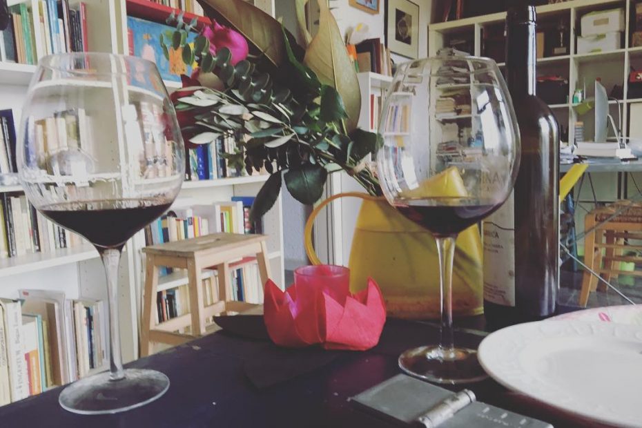 flores, queso y vino