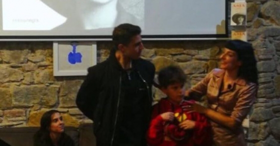 fotos de los dos hijos de roser amills en la presentacion de la novela sobre asja lacis de roser amills