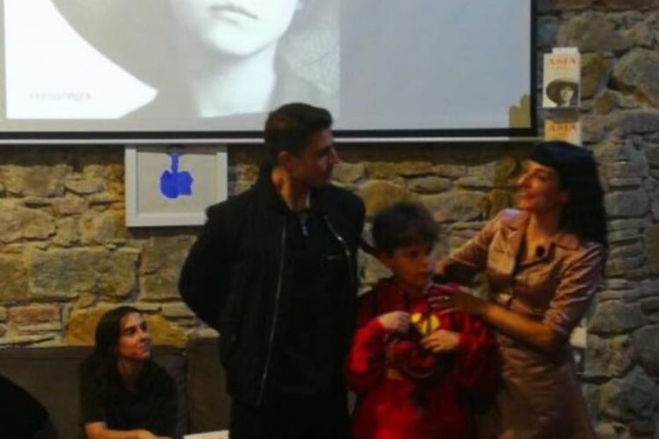 fotos de los dos hijos de roser amills en la presentacion de la novela sobre asja lacis de roser amills