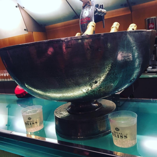 Gran cubitera metálica con botellas de cava y copas en el Foyer del Liceu