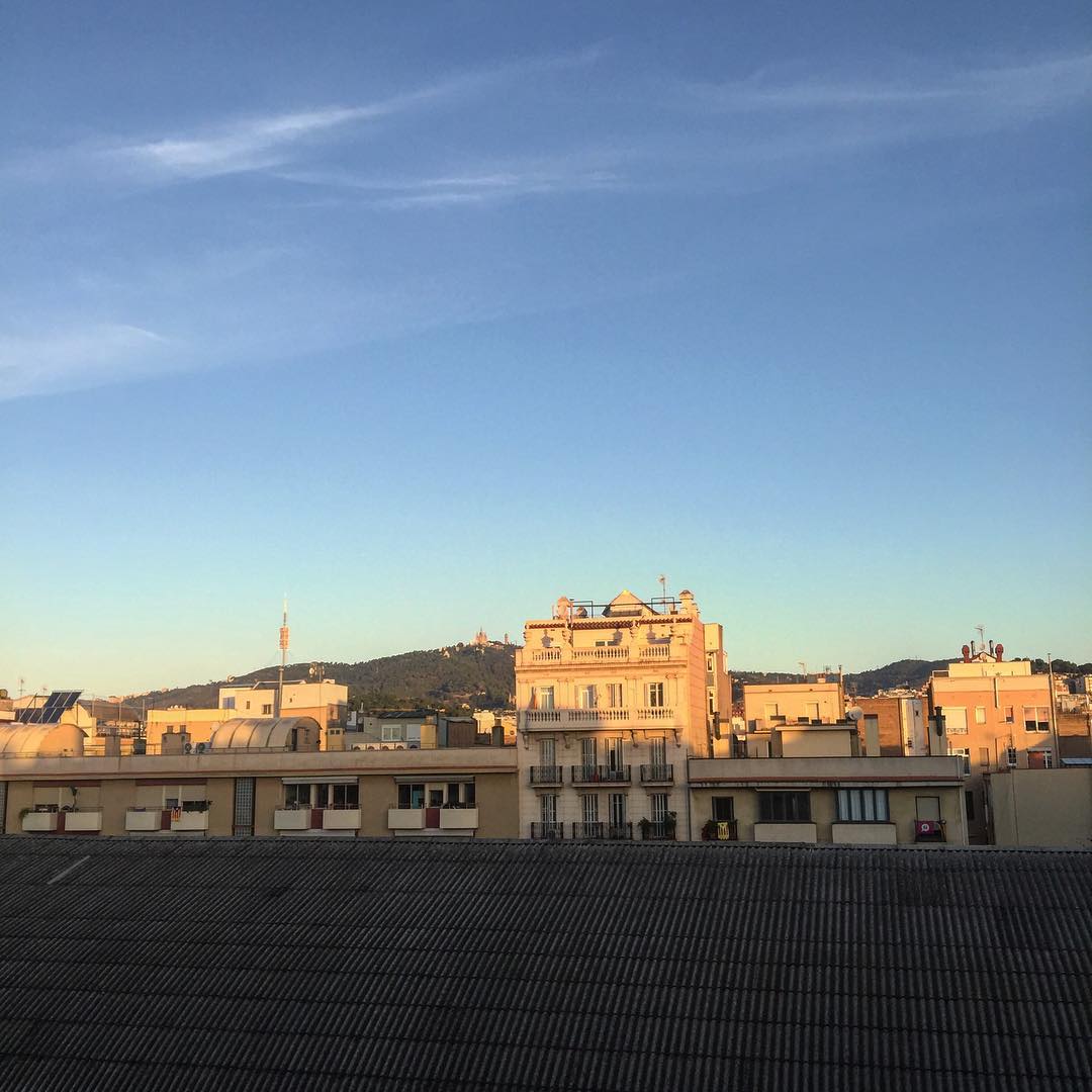 Feliz domingo! #amillsmorning Bon dia #buenosdias #goodmorning #morning #day Barcelona barri de Gràcia #daytime #sunrise #morn #awake #wakeup #wake #wakingup #ready #sleepy #sluggish #snooze #instagood #earlybird #algaida #photooftheday #gettingready #goingout #sunshine #instamorning #early