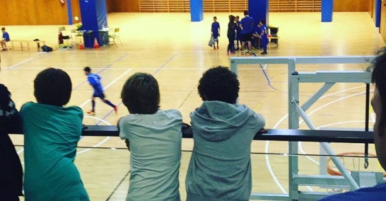 juan, el hijo de roser amills, juega a futbol