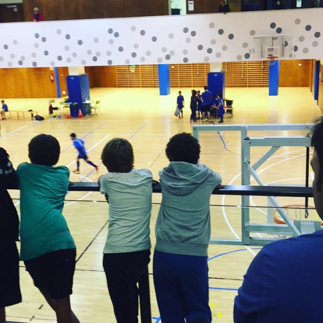 juan, el hijo de roser amills, juega a futbol