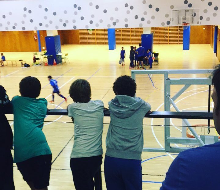 juan, el hijo de roser amills, juega a futbol