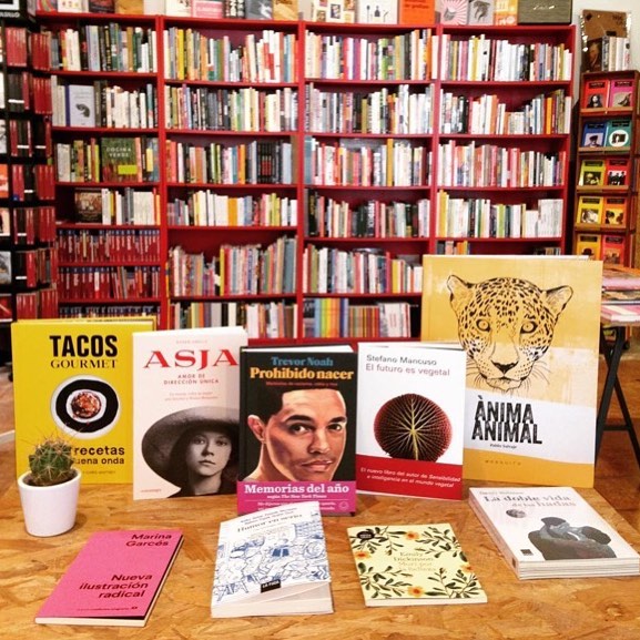 Ya ha llegado “Asja” a Rata Corner !!! Repost Avui us ensenyam algunes de les novetats que han arribant aquests dies a #ratacorner 👉🏼Prohibido nacer, memorias de racismo, rabia y risa de Trevor Noah (@blackiebooks )
👉🏼El futuro es vegetal de Stefanl Mancuso (#galaxiagutemberg)
👉🏼Asja, la nova novel.la de @roseramills que presentarà a la llibreria d’aquí unes setmanes.
👉🏼Tacos gourmet, 100 receptes editat per @lunwerg 👉🏼Ànima animal, de @pablosalvaje editat per @mosquitobooks 👉🏼 La doble vida de las hadas, el nou llibre de Santi Balmes.
👉🏼 Morí por la belleza, un nou volum de poesia portàtil dedicat a #emilydikinson
👉🏼Humor en serio, una antologia editada per #lafuga
👉🏼 Nueva ilustración radical de Marina Garcés, editat per @anagramaeditor 
#ratacorner #llibres #novetats #palma