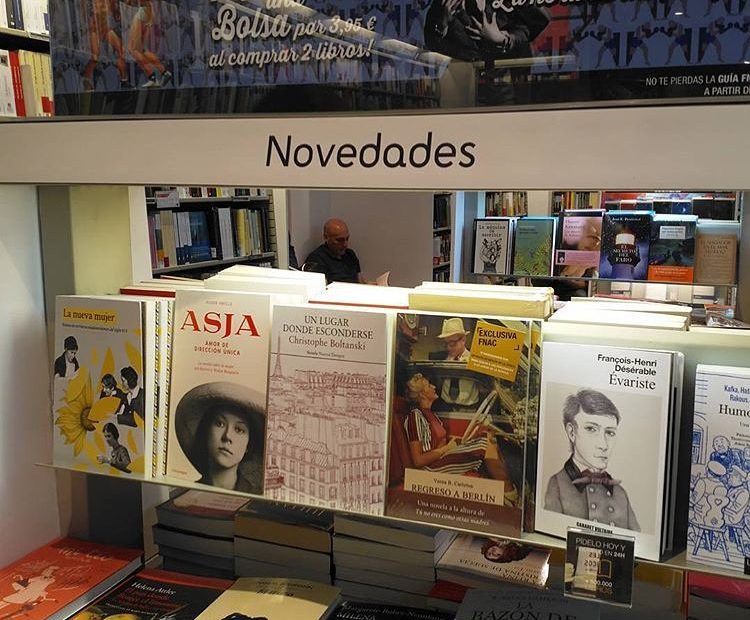la novela de roser amills sobre asja lacis es novedad destacada en la FNAC de Callao