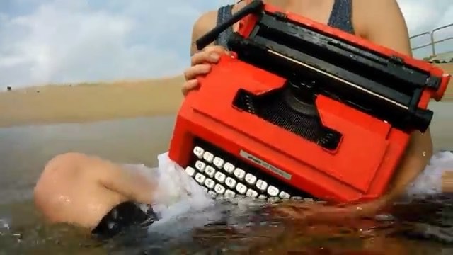 maquina de escribir de roser amills, perfiormance con documentalidades y lucia salcedo