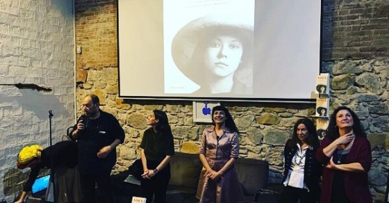 Mariangels Jover, Lucia Salcedo y Roser Amills durante la presentacion de la novela sobre Asja Lacis en Comanegra