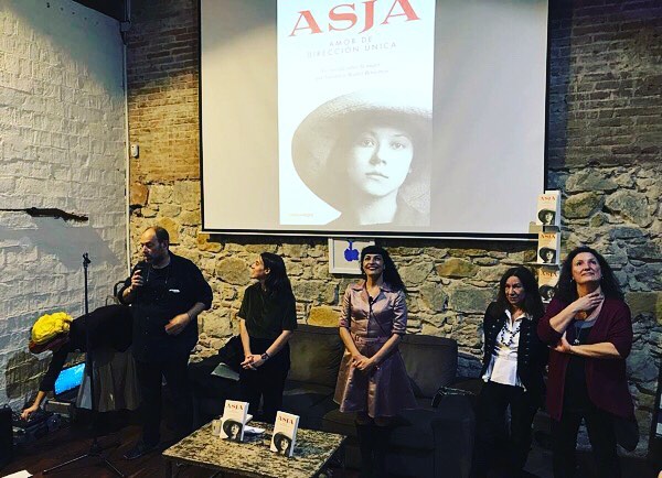 Mariangels Jover, Lucia Salcedo y Roser Amills durante la presentacion de la novela sobre Asja Lacis en Comanegra