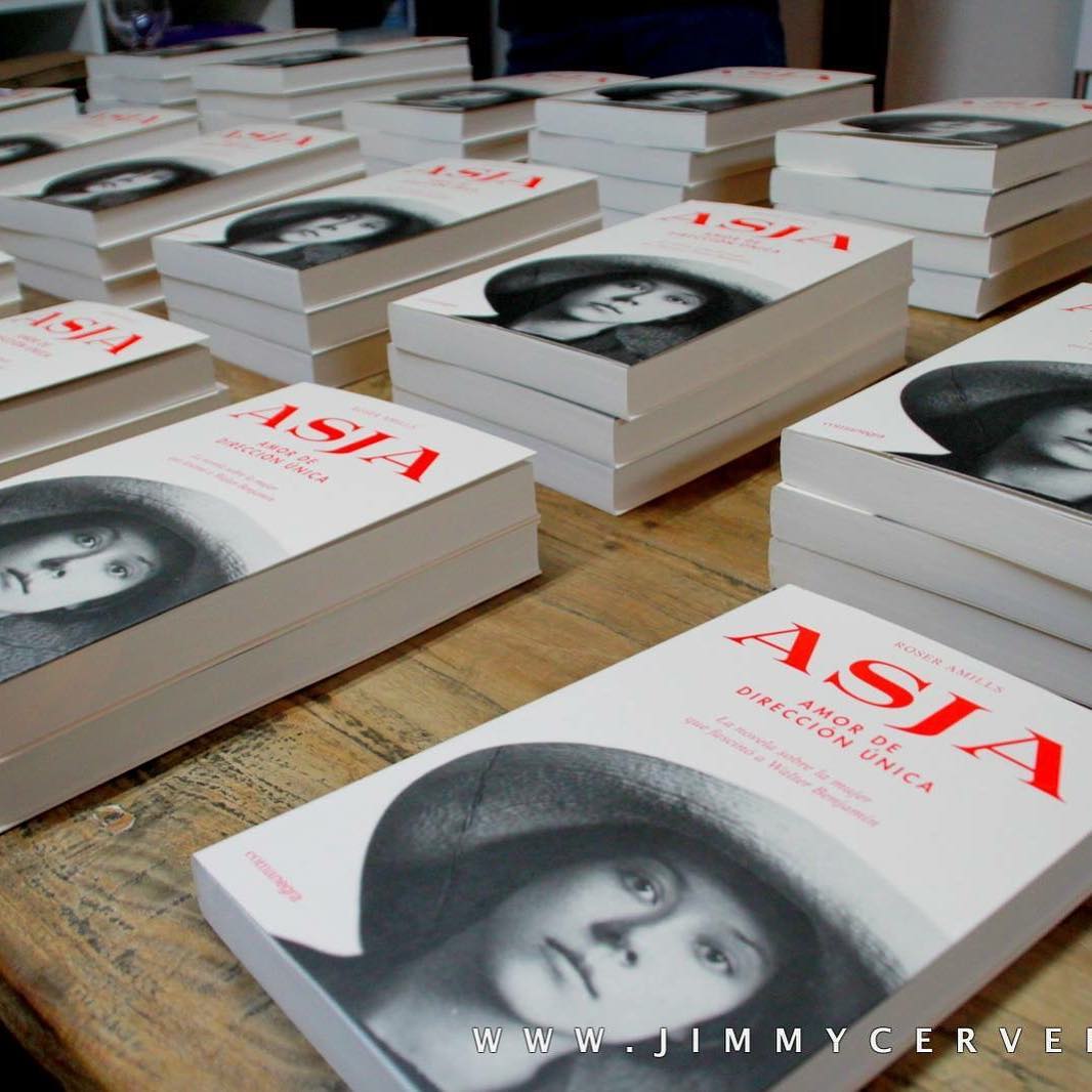 Buenas noches, Asja Lacis, y gracias por toda la alegría que generaste ayer en Comanegra con tu visita   [foto de Jimmy Cervera .]