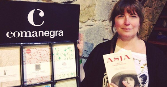 Pepi Baulo con la novela sobre Asja Lacis de Roser Amills en nau comanegra