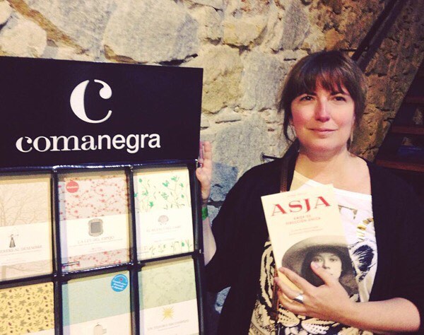 Pepi Baulo con la novela sobre Asja Lacis de Roser Amills en nau comanegra