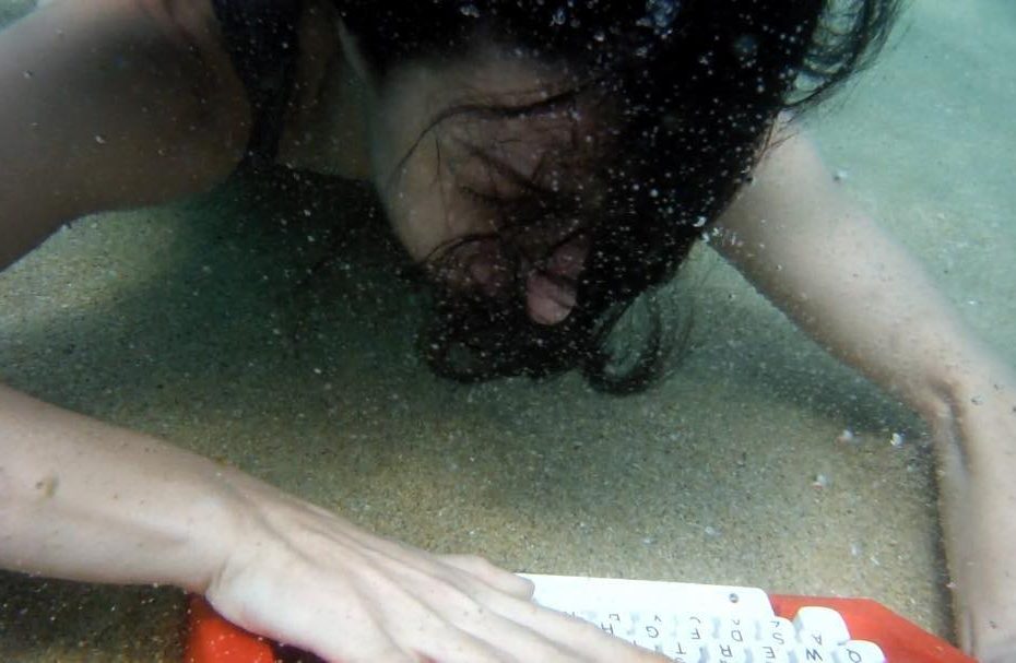 performance de roser amills con documentalidades maquina de escribir