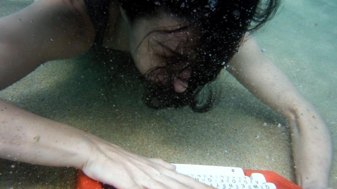 performance de roser amills con documentalidades maquina de escribir