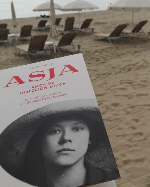 performance de roser amills con la novela sobre Asja Lacis de Roser Amills