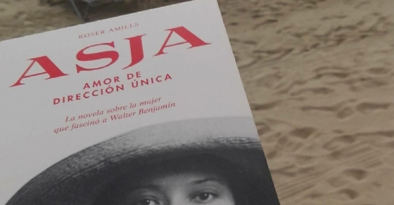 performance de roser amills con la novela sobre Asja Lacis de Roser Amills