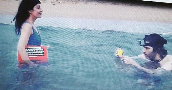 performance de roser amills maquina de escribir