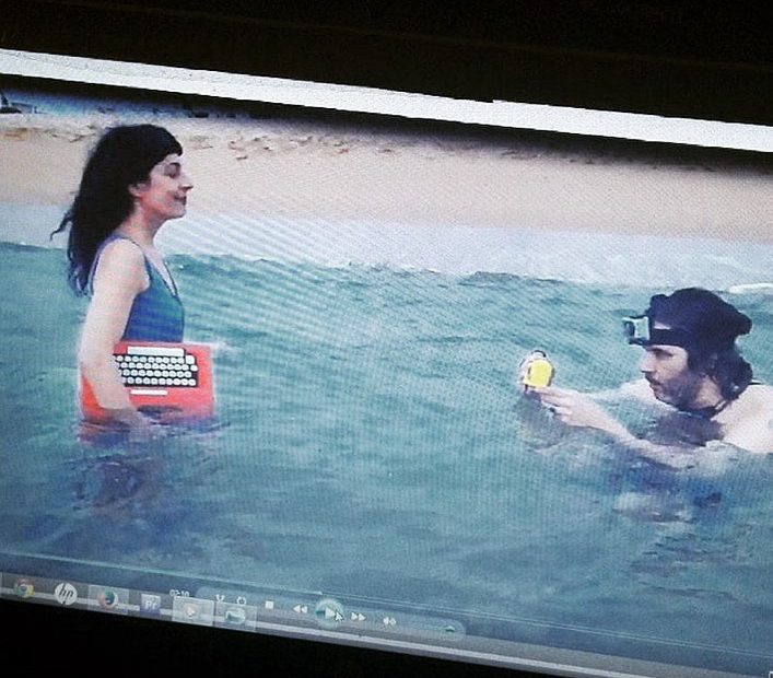 performance de roser amills maquina de escribir