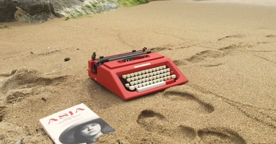 performance roser amills maquina de escribir novela sobre Asja Lacis de Roser Amills