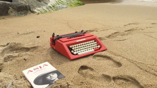 performance roser amills maquina de escribir novela sobre Asja Lacis de Roser Amills