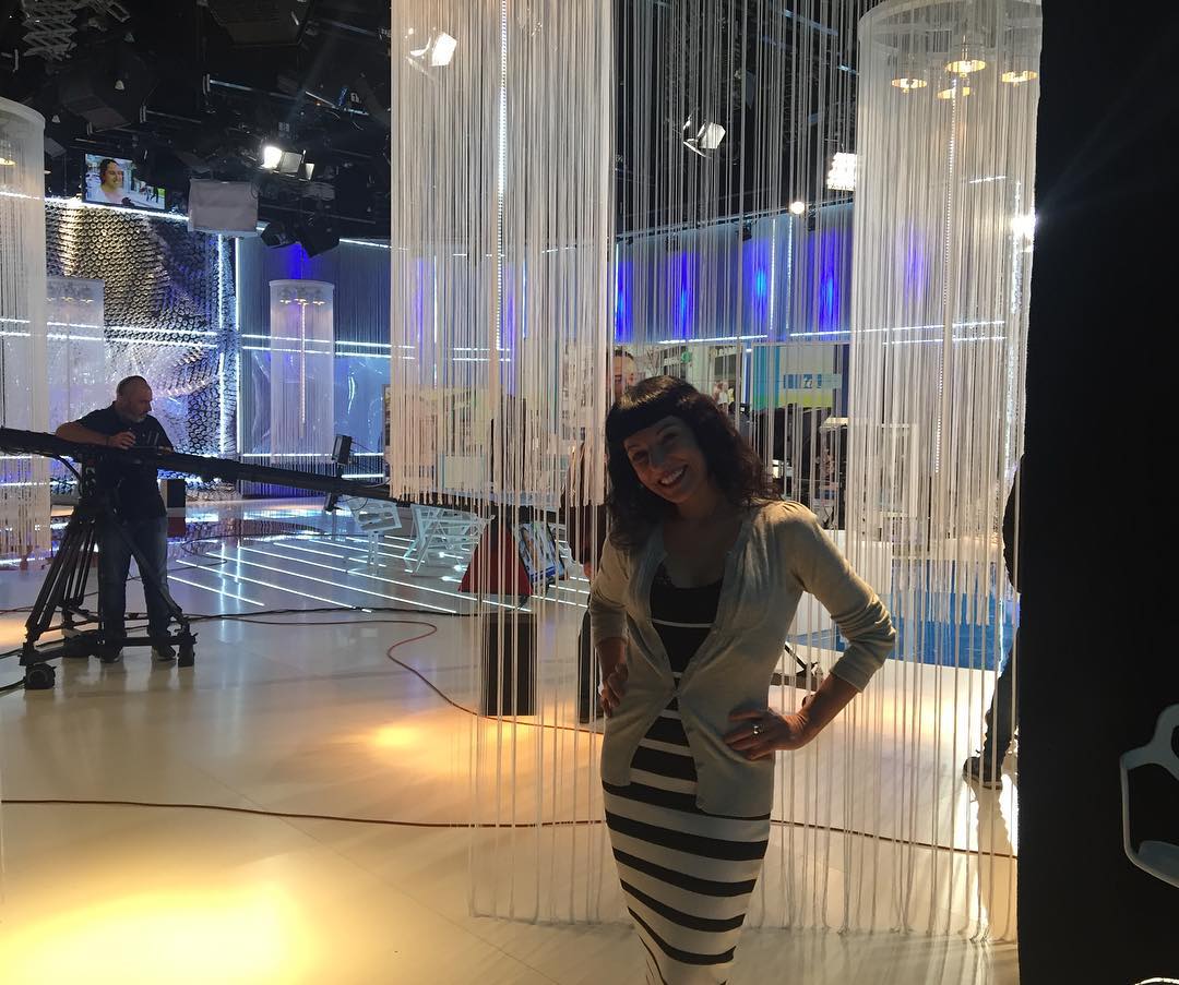 Poseu la tele, ja: ja hi som, en uns minuts podeu veure la meva secció a Tarda oberta TV3 💃-