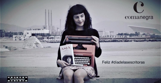 Roser Amills con su maquina de escribir