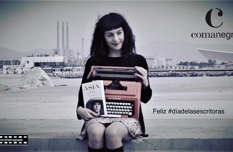 Roser Amills con su maquina de escribir