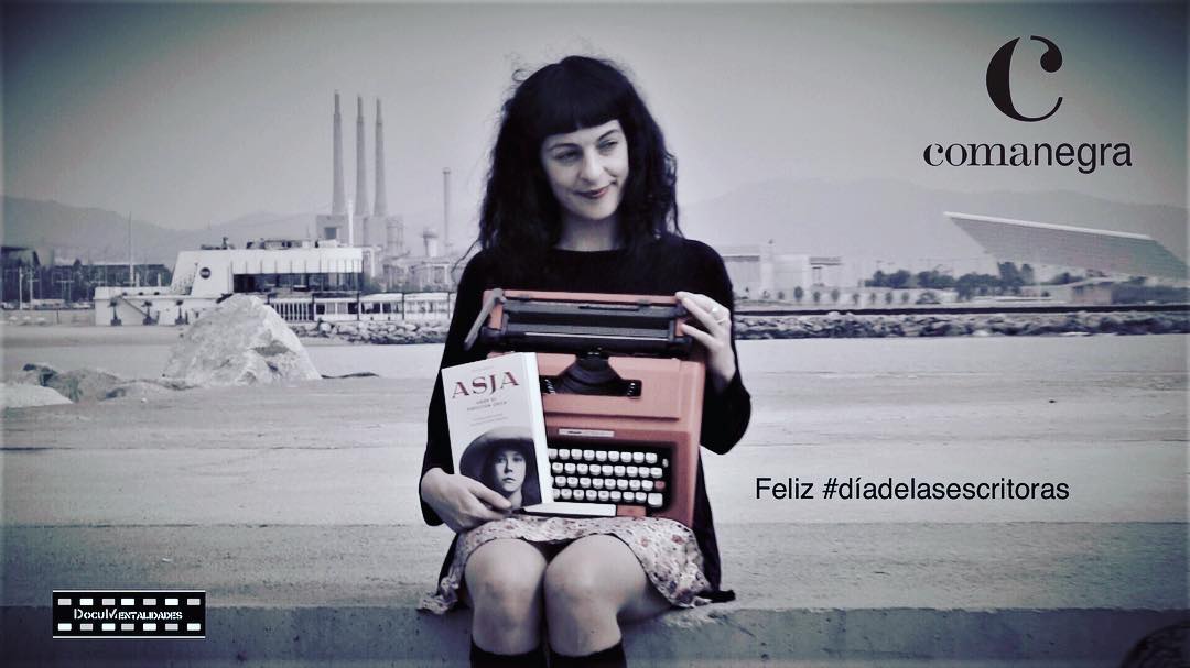 Roser Amills con su máquina de escribir