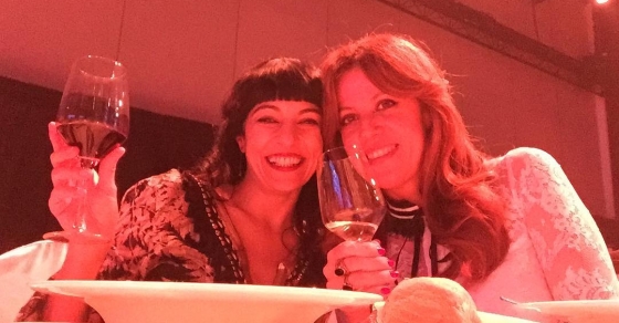 Roser Amills con vanessa hogarth en el premio planeta