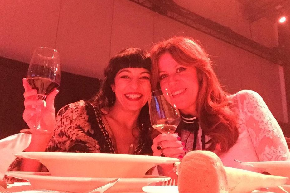 Roser Amills con vanessa hogarth en el premio planeta