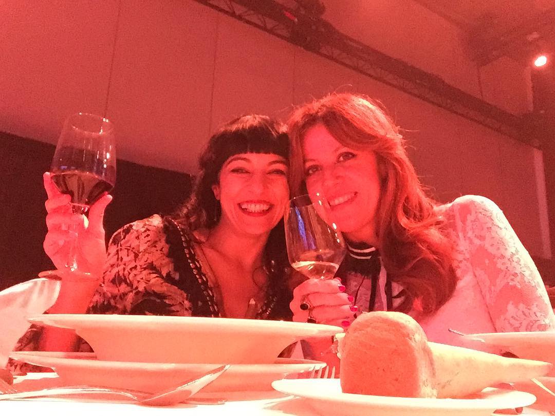 Roser Amills con vanessa hogarth en el premio planeta