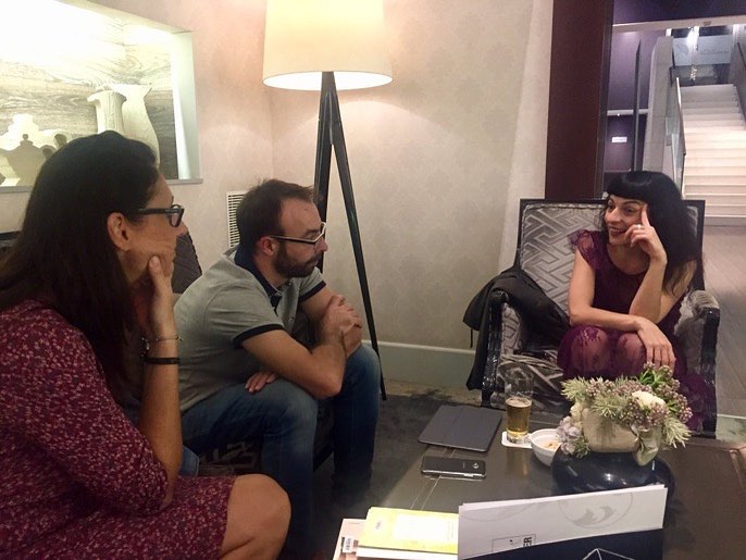 Foto de Carol Huesa que transmet com en són de bons amfitrions al Trinxat   Aquí amb Mireia Macià i Jaume Amat