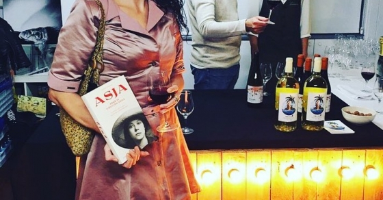 Roser Amills durante la presentacion de la novela sobre Asja Lacis en la nau comanegra con Vino Afortunado