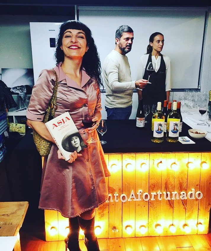 Qué bien acompañada estuve ayer! Gracias! Repost: Vino Afortunado & #ElVeïnat en la presentación de la novela “#Asja” de @roseramills publicada por editorial Comanegra 
#ViñedosSingulares y la cultura. [el vestido que elegí es de Otto van Rhusk BCN .]