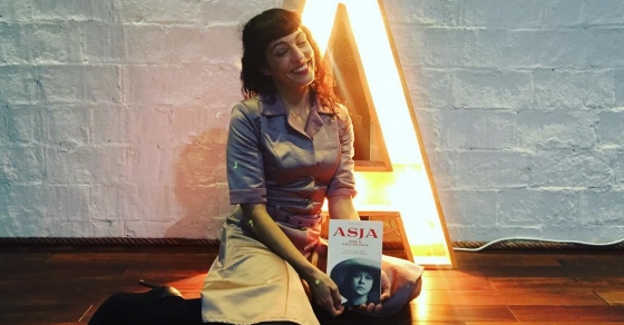 Roser Amills durante la presentacion de su novela sobre Asja Lacis en la Nau Comanegra