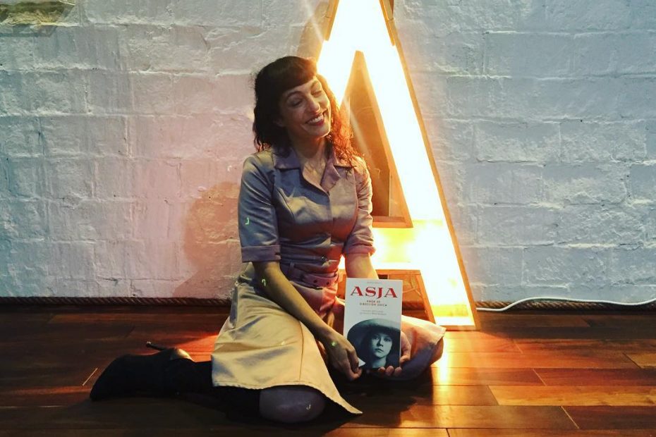 Roser Amills durante la presentacion de su novela sobre Asja Lacis en la Nau Comanegra