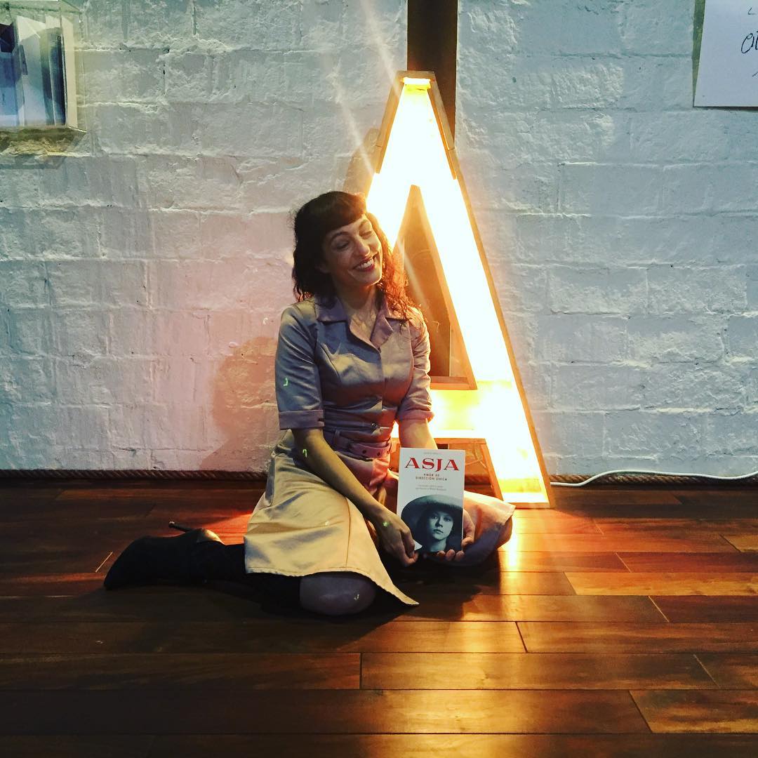 Roser Amills durante la presentacion de su novela sobre Asja Lacis en la Nau Comanegra